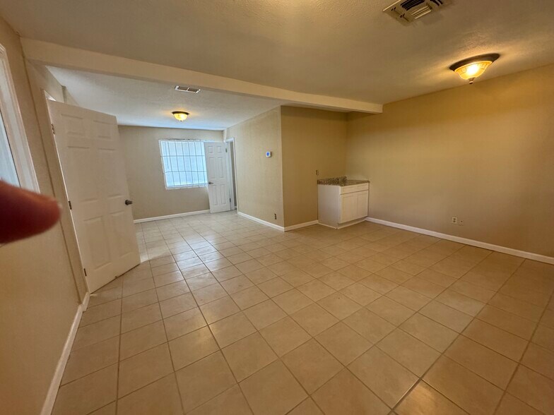 More Photos Of 130 E Zavalla, San Antonio Warehouse For Lease