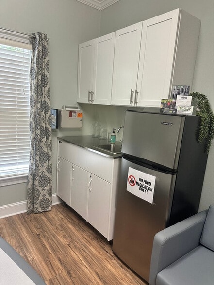 More Photos Of 620 Veterans Pky, Clayton Office For Lease