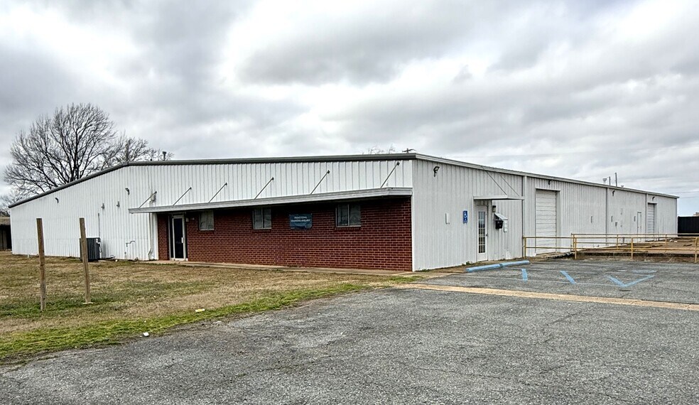 More Photos Of 2911 Douglas Dr, Bossier City Light Distribution For Lease