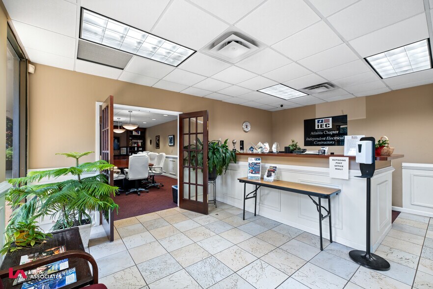 More Photos Of 4500 Winters Chapel Rd, Atlanta Office Residential For Sale