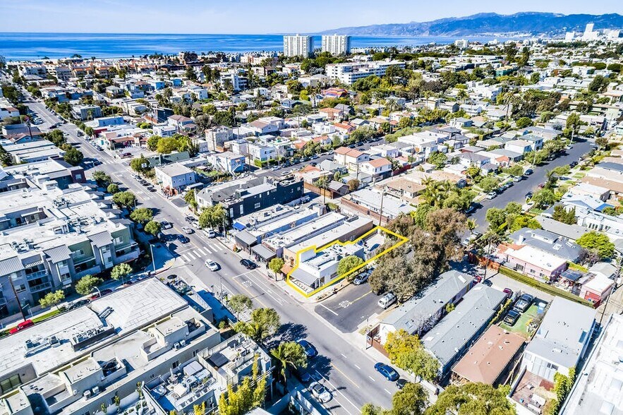 More Photos Of 533 Rose Ave, Venice Restaurant For Sale