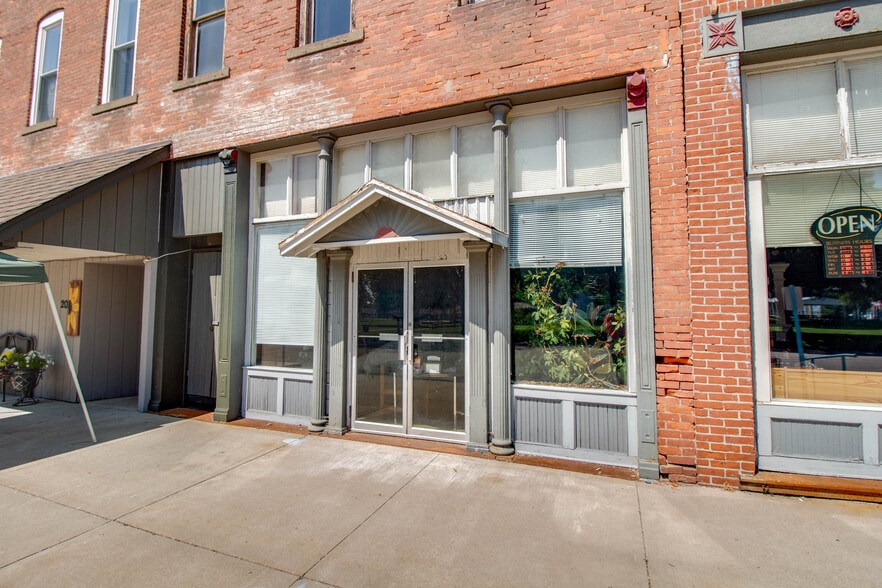 More Photos Of 223 N Pearl St, Waverly Restaurant For Sale