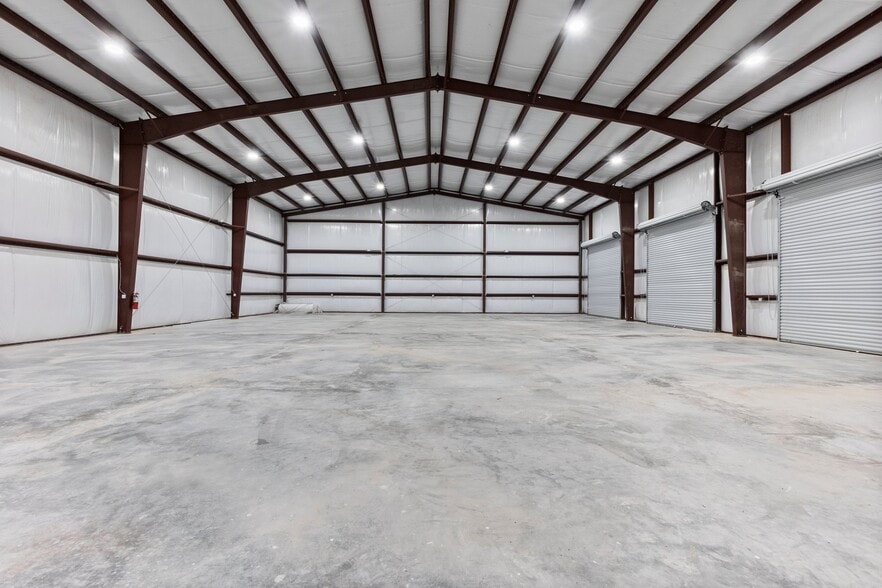 More Photos Of 11002 Sleepy Hollow Rd, Conroe Warehouse For Lease