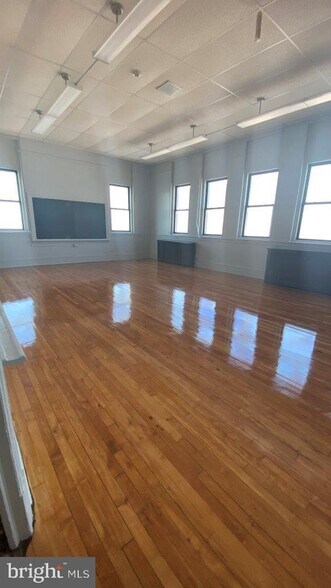 More Photos Of 6649 Tulip St, Philadelphia Schools For Lease