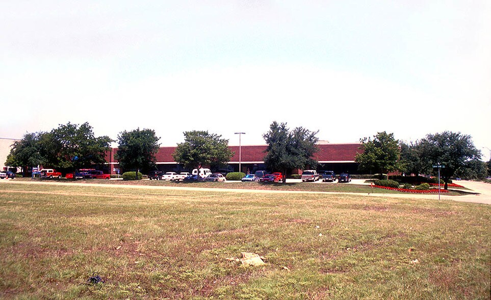 More Photos Of 5565 Red Bird Center Dr, Dallas Unknown For Lease