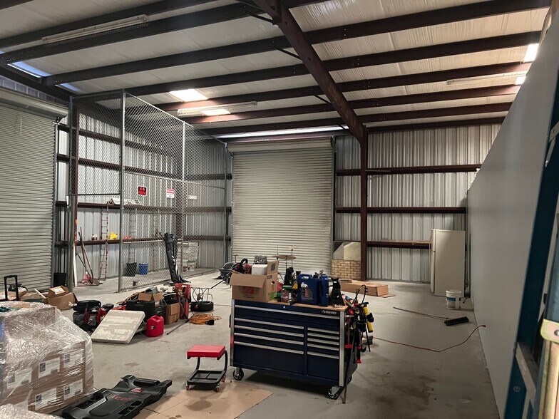 More Photos Of 15402 Dexler Dr, Austin Showroom For Lease