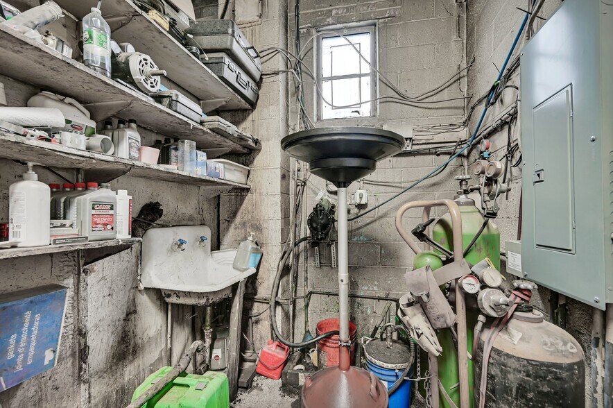 More Photos Of 33 N Morris St, Dover Auto Repair For Sale