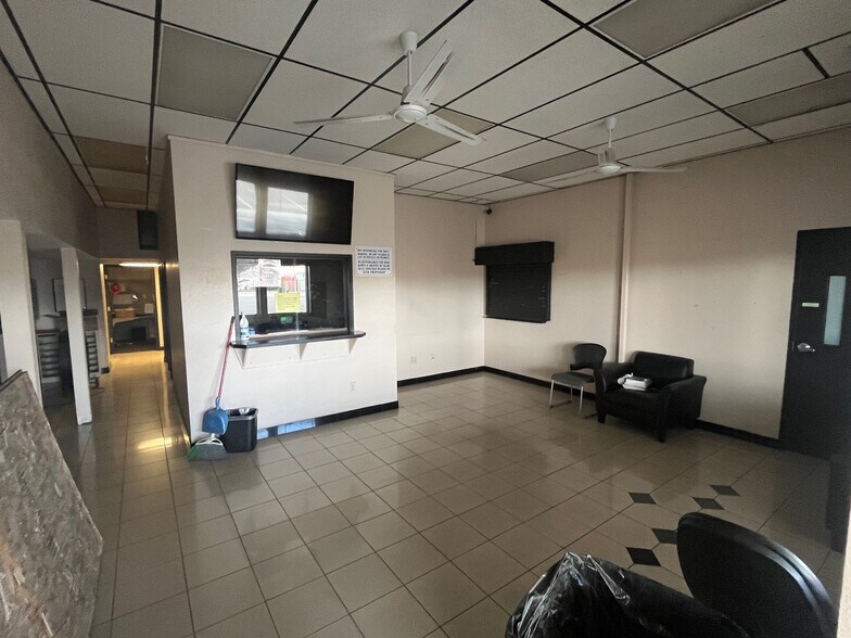 More Photos Of 3203 W Marie St, Pasco Auto Dealership For Lease