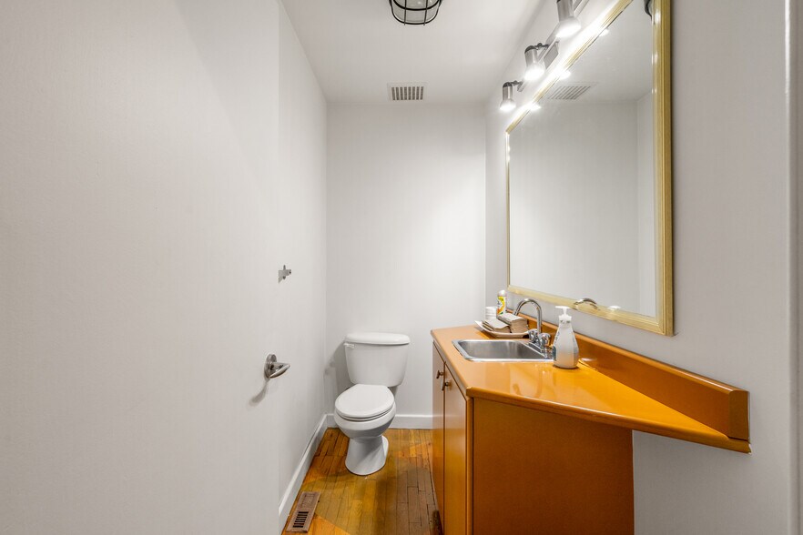 More Photos Of 1435 9th Ave SE, Calgary Storefront For Sale