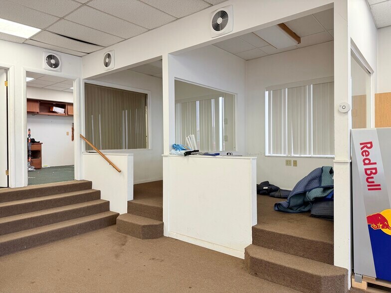 More Photos Of 807 S 4th St, Fulton General Retail For Sale