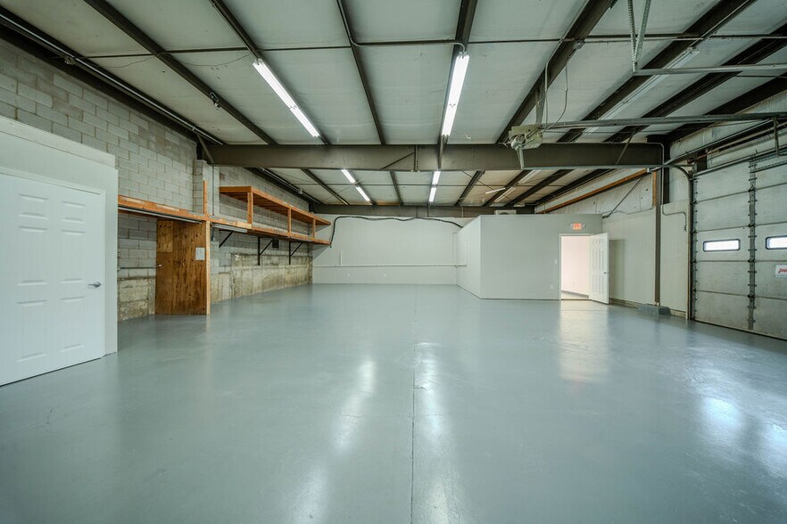 More Photos Of 670 E Calhoun St, Woodstock Flex For Lease