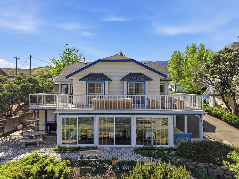 More Photos Of 7001 Savona Access Rd, Thompson-Nicola Hotel For Sale