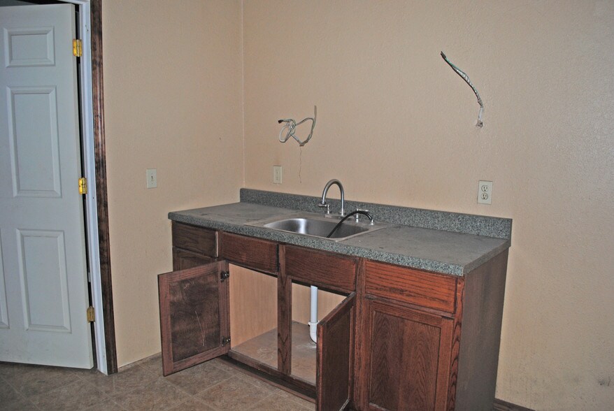 More Photos Of 223-227 S Main St, Wagoner Warehouse For Sale