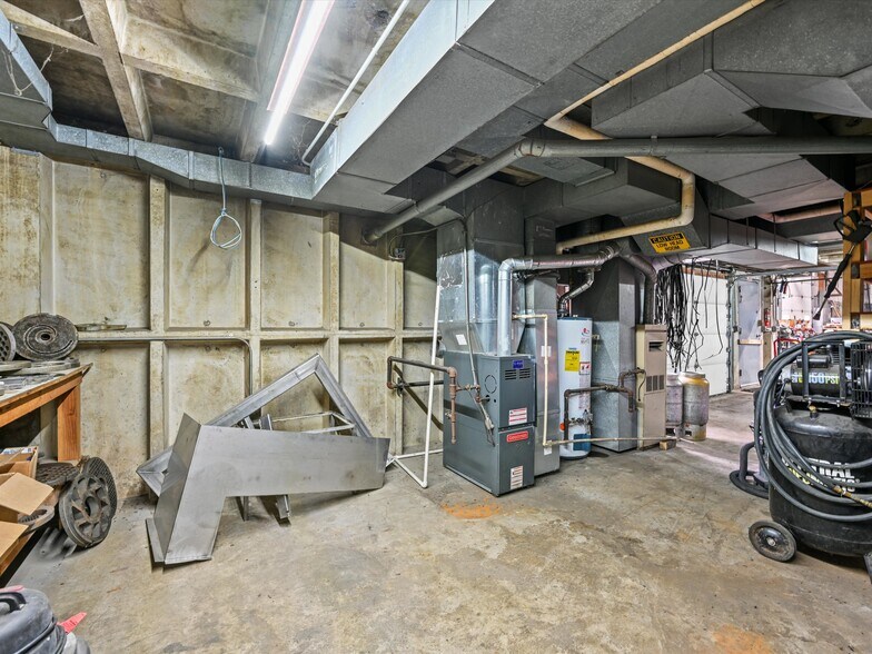 More Photos Of 1000 Century Cir, Dubuque Flex For Lease