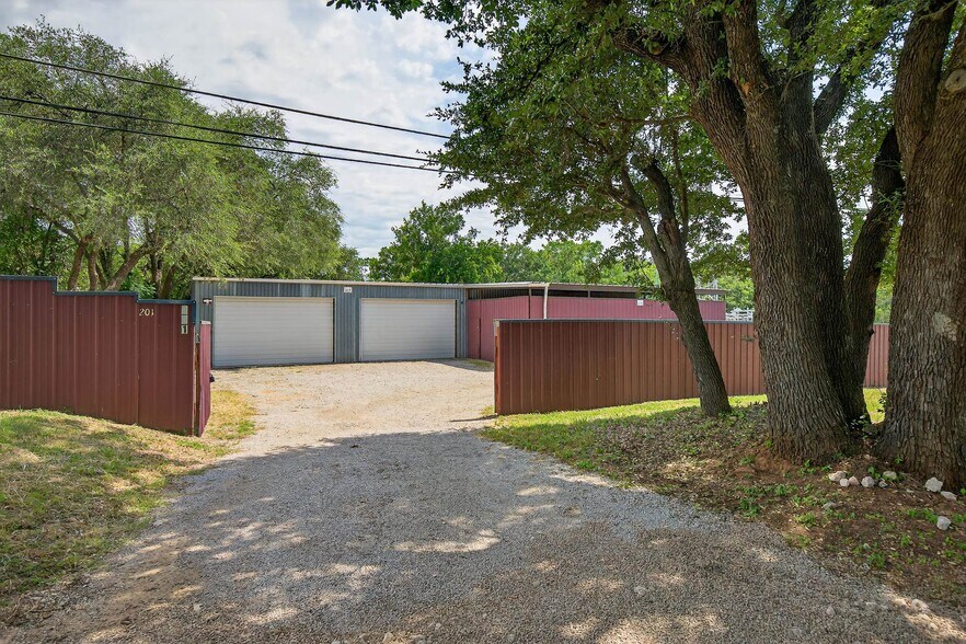 More Photos Of 201 W 9th St, Burnet Warehouse For Lease