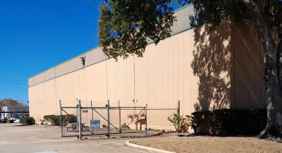 More Photos Of 1751-1765 Stebbins Dr, Houston Truck Terminal For Lease