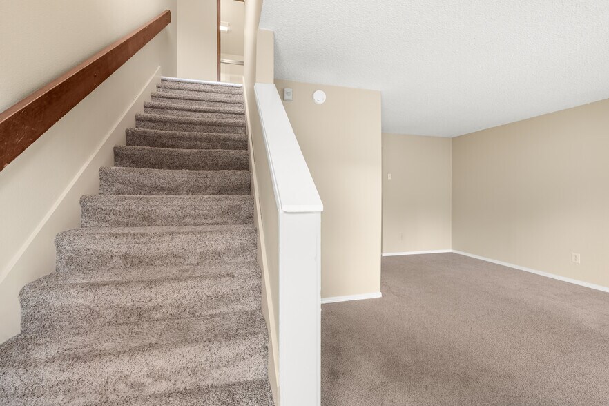 More Photos Of 430 Metzler St, Molalla Apartments For Sale