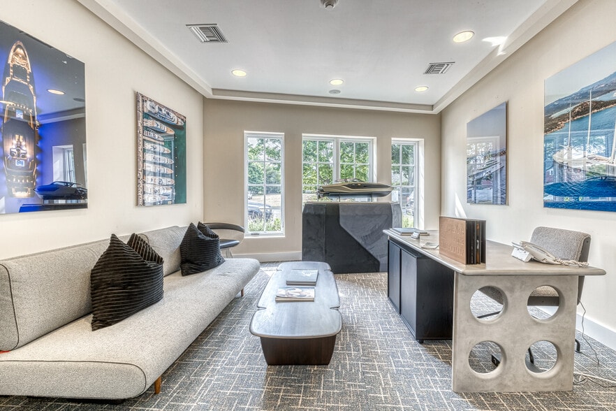 More Photos Of 126-130 N Main St, East Hampton Office For Lease