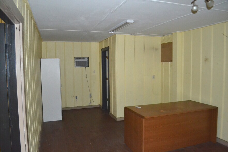 More Photos Of 2121-2123 Edgewood Dr, Lakeland Warehouse For Lease