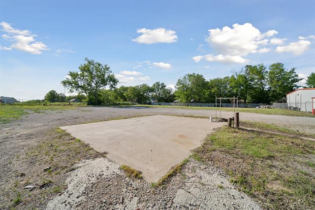 More Photos Of 104 N Lombard Ln, Skiatook Flex For Sale