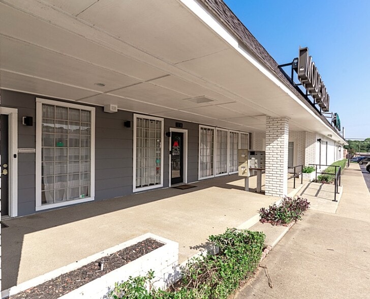 More Photos Of 1012 N Davis Dr, Arlington Storefront For Lease