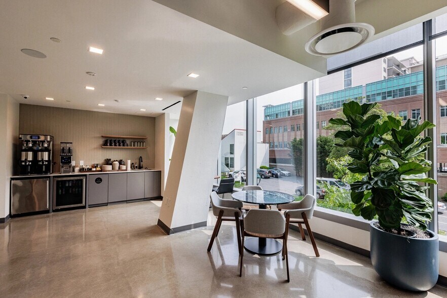 More Photos Of 4500 East West Hwy, Bethesda Coworking Space