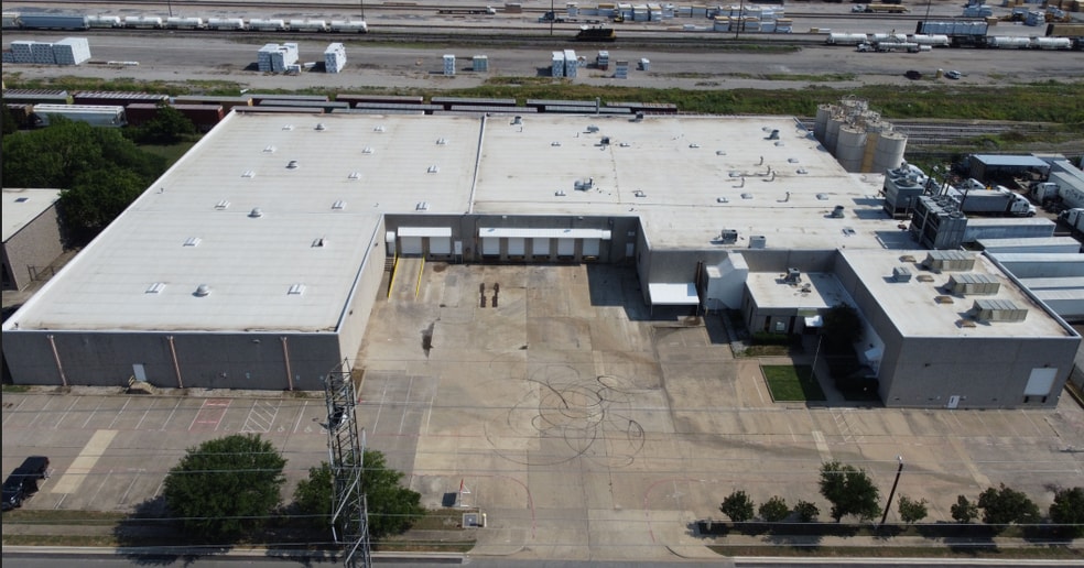 Primary Photo Of 2641-2651 Santa Anna Ave, Dallas Warehouse For Sale