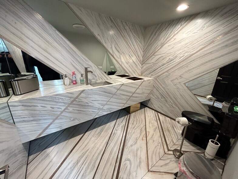 More Photos Of 723 S Broadway, Denver Showroom For Lease