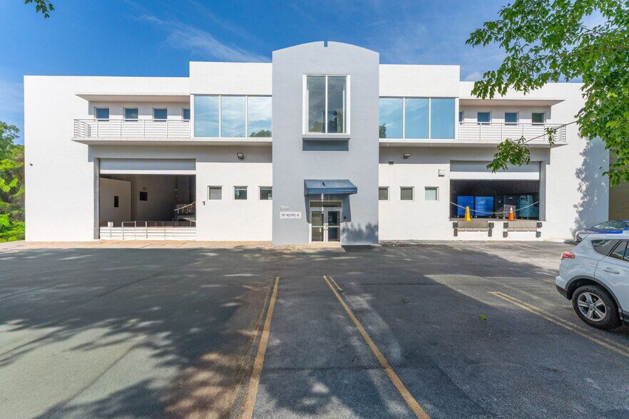 Primary Photo Of 2100 Nw 102nd Pl, Doral Warehouse For Lease