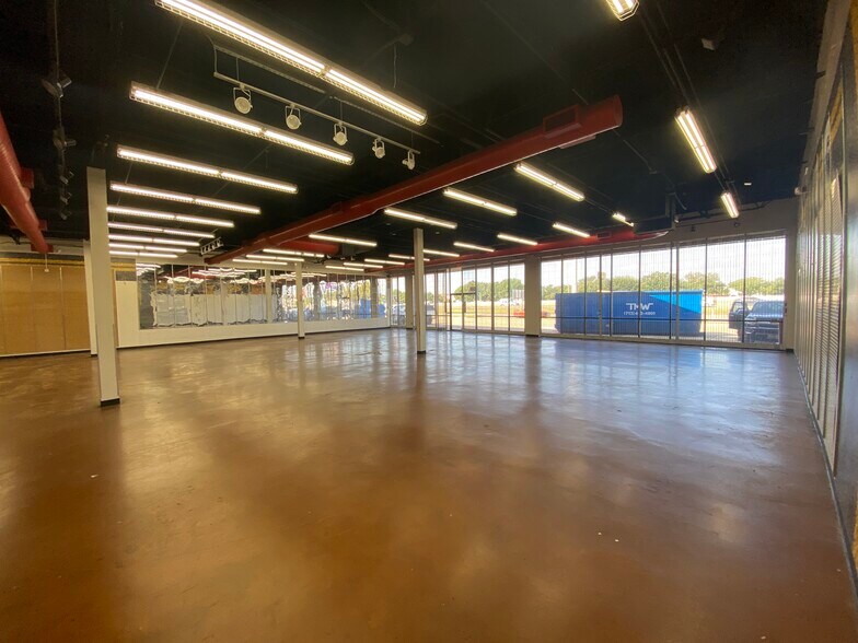 More Photos Of 10998 N I-45, Houston Unknown For Lease