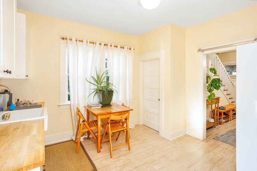 More Photos Of 510 NE Dekum St, Portland Office For Sale