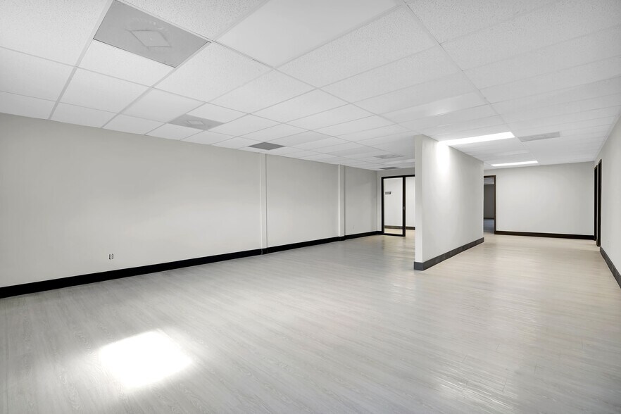More Photos Of 2916 W University Blvd, Jacksonville Office For Lease