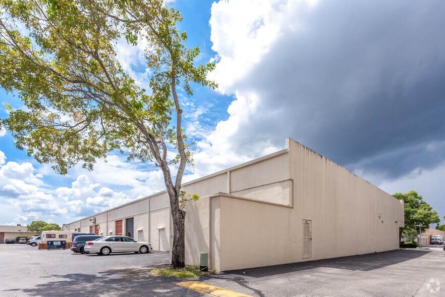 More Photos Of 20201-20285 NE 15th Ct, Miami Warehouse For Lease