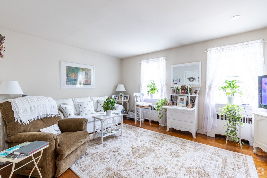 More Photos Of 13-15 Center Pl, Dundalk Storefront Retail Residential For Sale