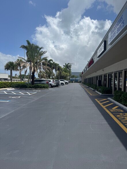 More Photos Of 590 SW 9th Ter, Pompano Beach Showroom For Lease