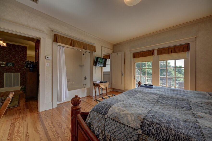 More Photos Of 1804 S Park St, Brenham Hospitality For Sale