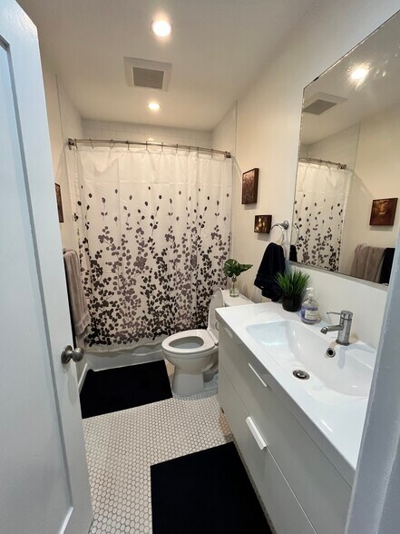 More Photos Of 1201 S Cloverdale Ave, Los Angeles Apartments For Sale