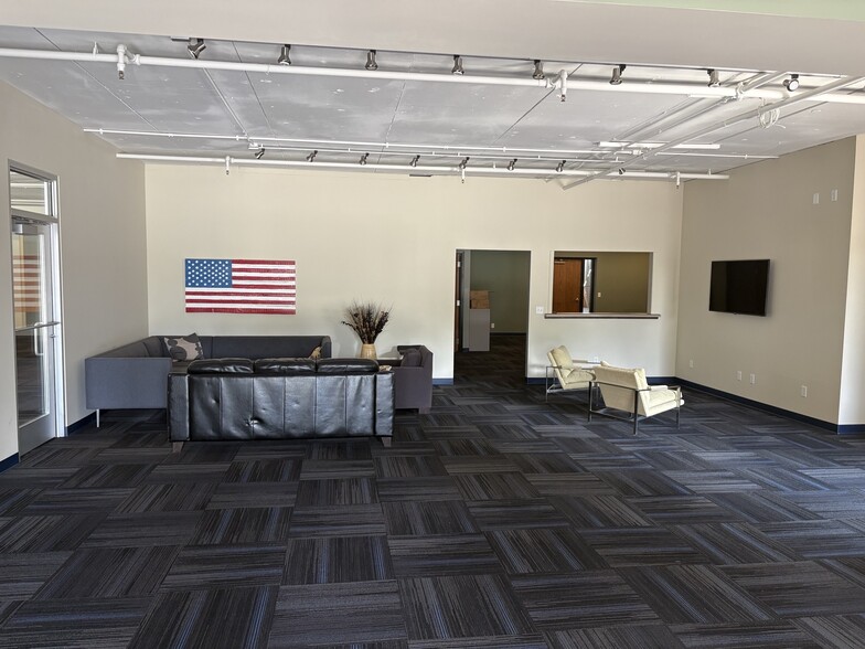 More Photos Of 6900 W Broadway Ave, Minneapolis Freestanding For Sale