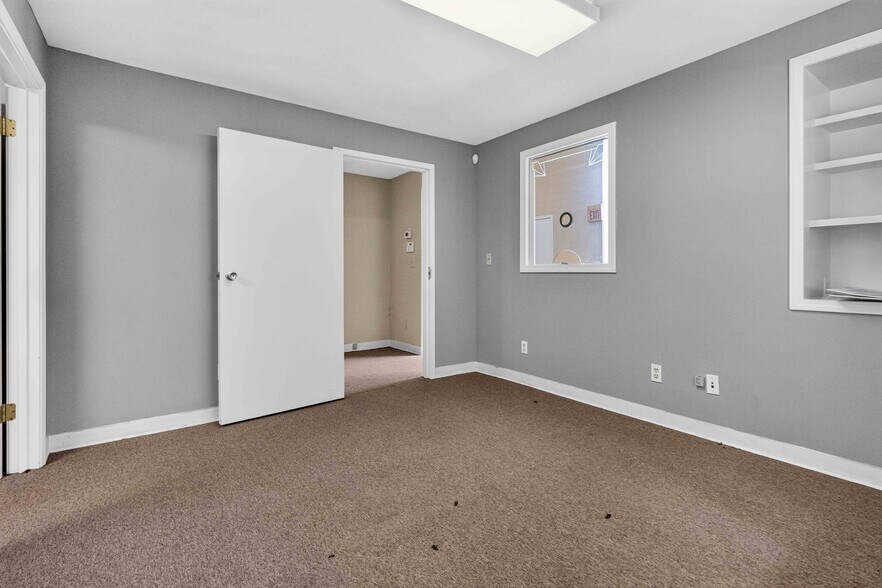 More Photos Of 38 Sycamore St, Jefferson Office For Sale