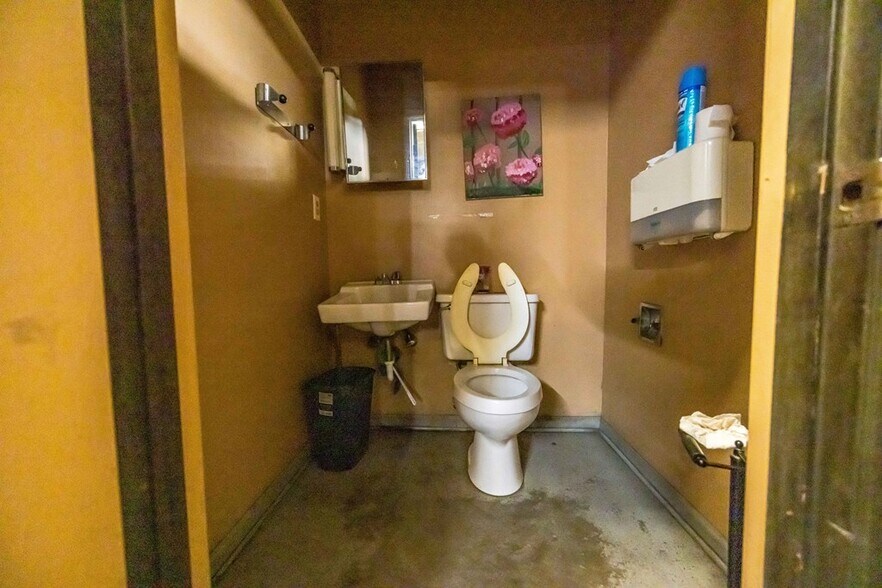 More Photos Of 1617 Benning Dr, Columbus Warehouse For Sale