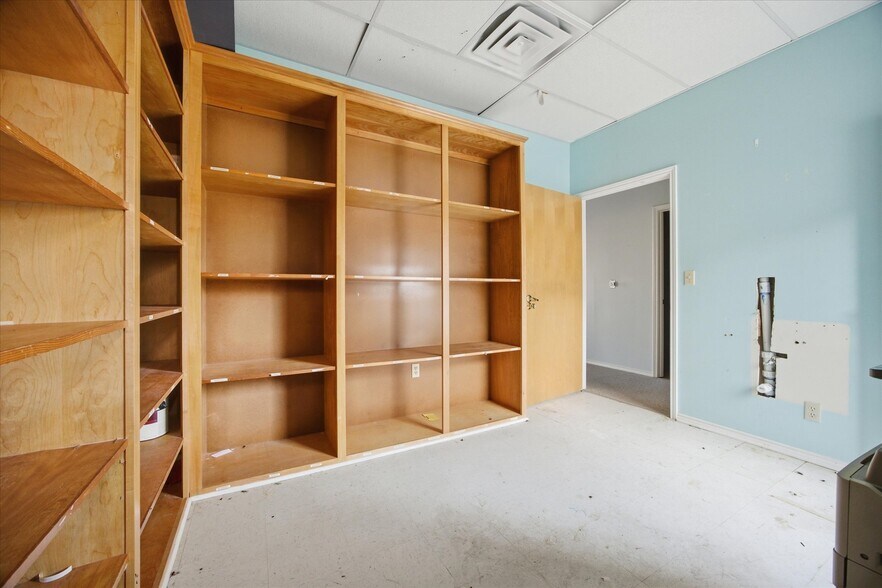 More Photos Of 2108 Monroe St, Commerce Showroom For Lease