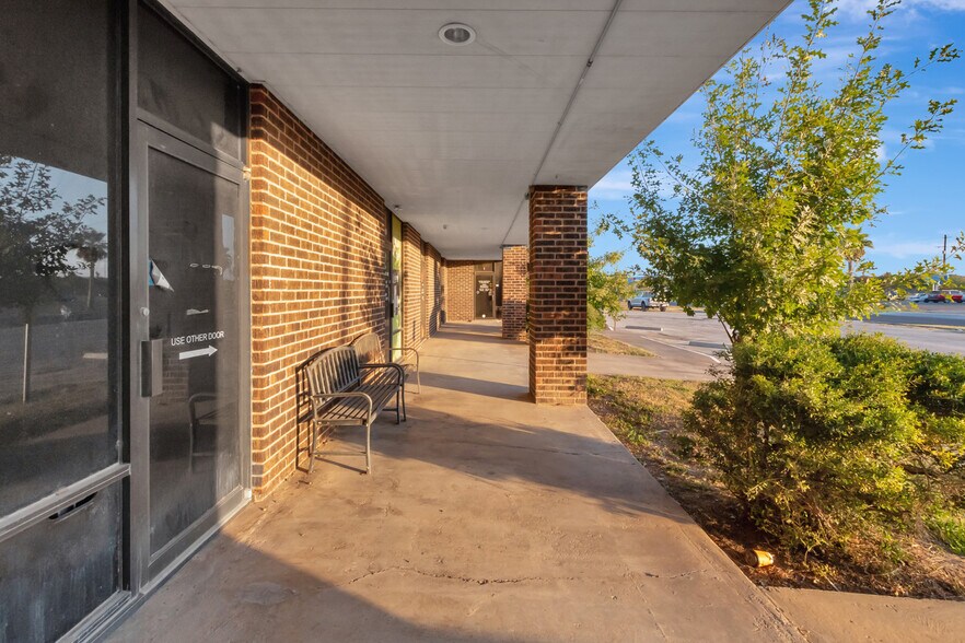 More Photos Of 104 Teakwood Dr, Victoria Medical For Sale