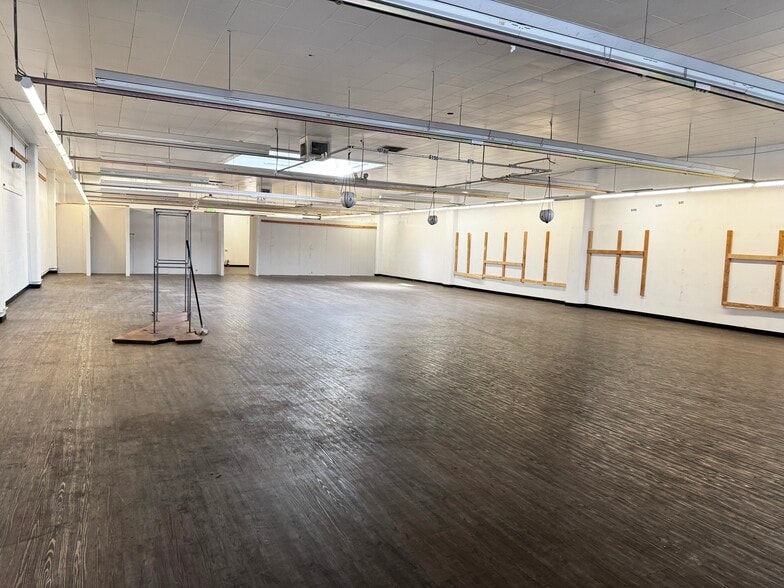 More Photos Of 3747 SE Hawthorne Blvd, Portland Storefront For Sale