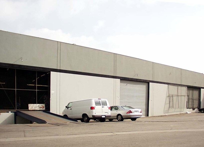 More Photos Of 2050 E 15th St, Los Angeles Warehouse For Lease