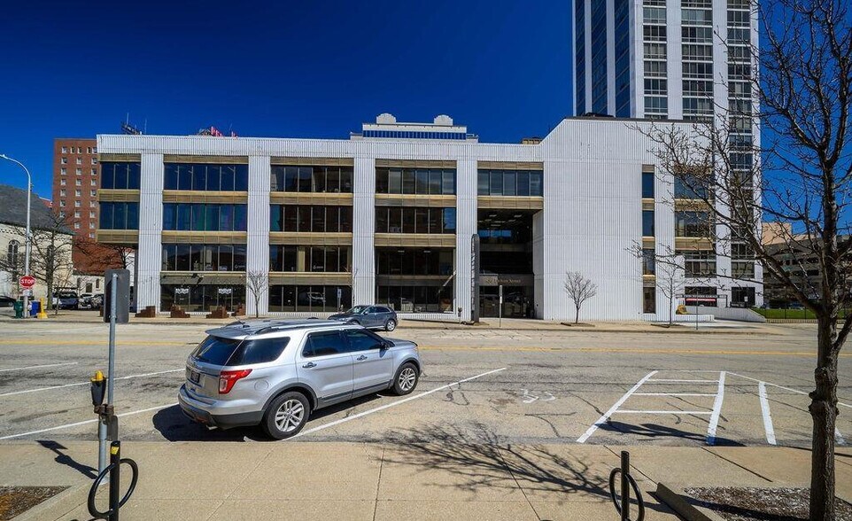 More Photos Of 456 Fulton St, Peoria Office For Sale