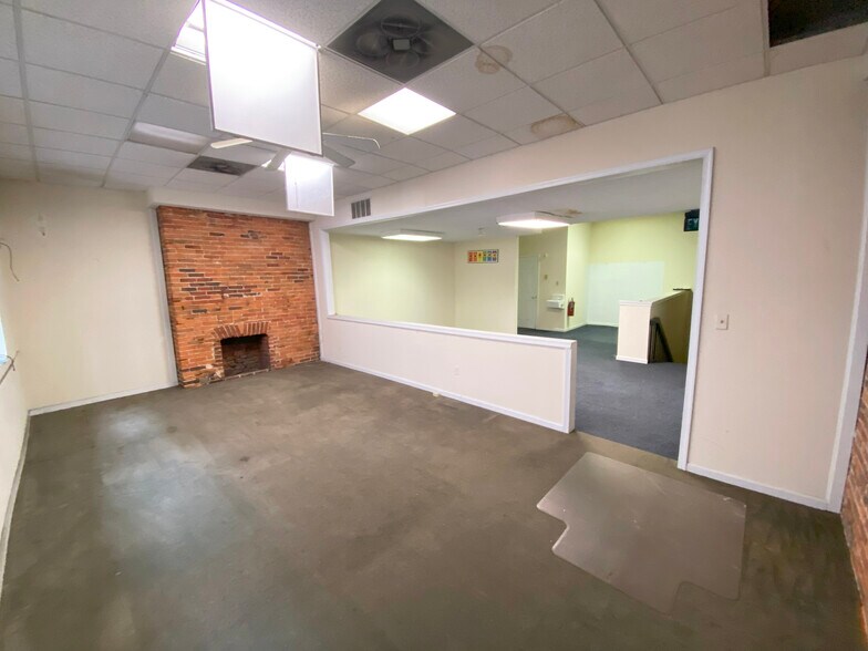 More Photos Of 214 E Lexington St, Baltimore Office For Sale
