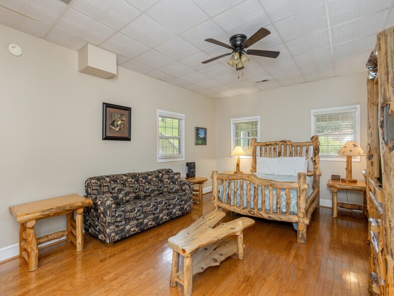 More Photos Of 8826 Boylston Hwy, Mills River Flex For Sale