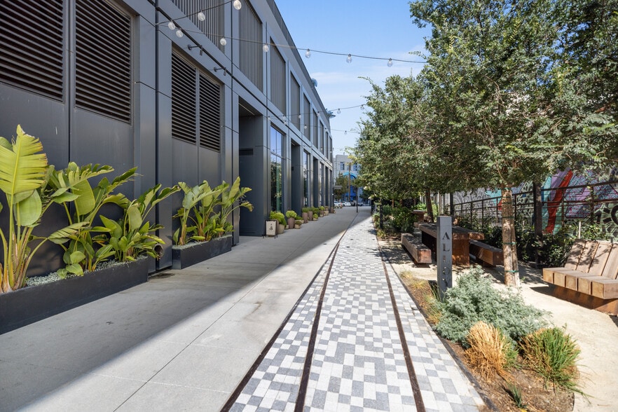 More Photos Of 525 S Santa Fe Ave, Los Angeles Apartments For Lease