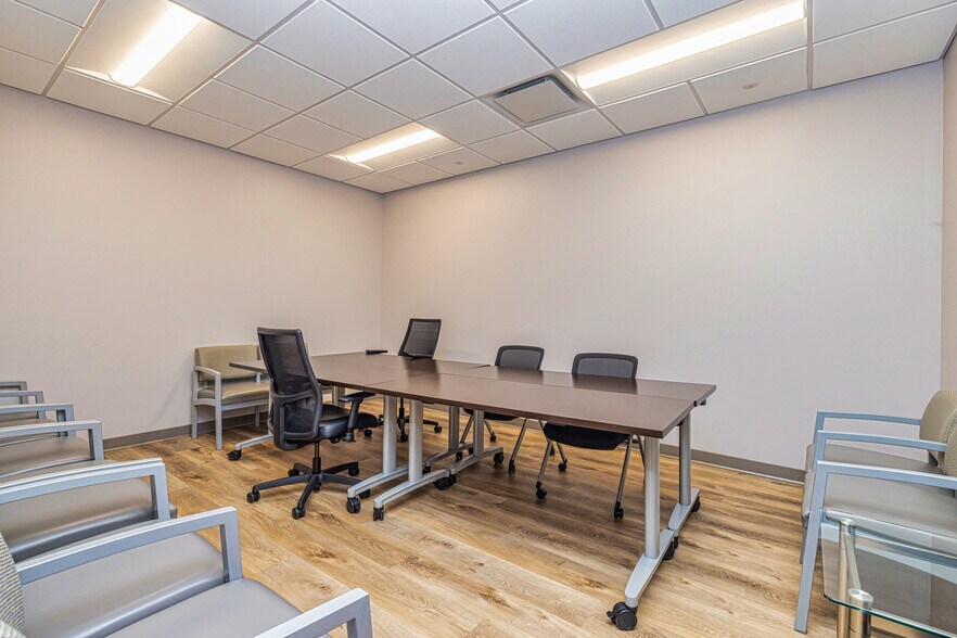 More Photos Of 117 Governors Sq, Fayetteville Medical For Lease