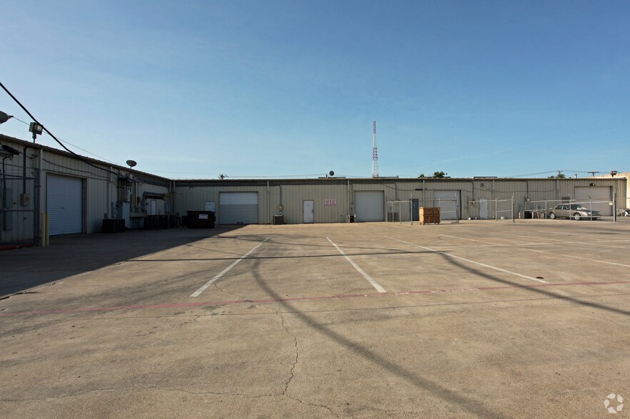 More Photos Of 2233 E Grauwyler Rd, Irving Light Manufacturing For Lease